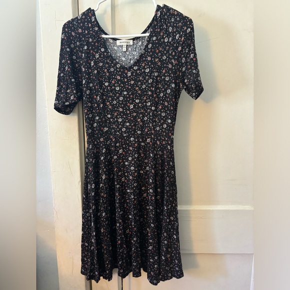 Black flower dress with ties in back Monteau size Large - Picture 4 of 10
